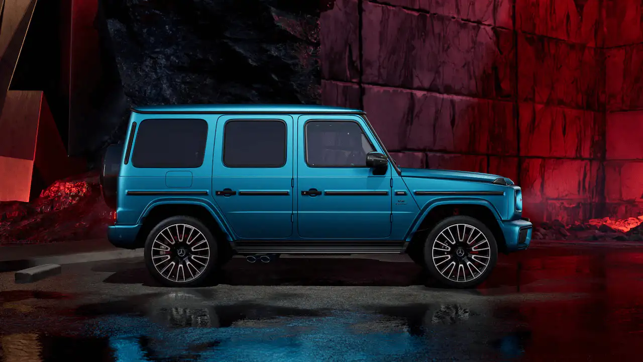 Exterior image showing mercedes-benz g-class: ตำนานความแกร่งแห่งออฟโรดที่เปล่งประกายด้วยความหรูหรา