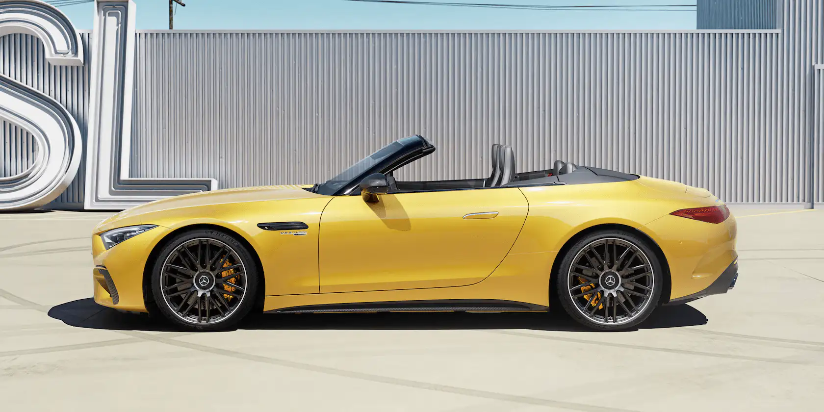 Exterior image showing mercedes-amg sl roadster : สัญลักษณ์แห่ง roadster หรูที่โลดแล่นมายาวนานกว่า 70 ปี